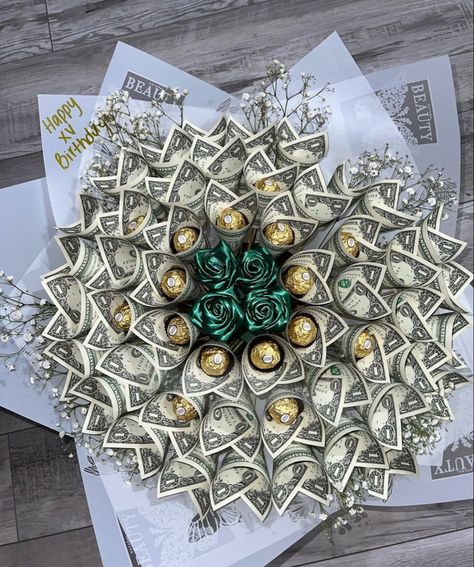 Ramos With Money, Green Money Bouquet, Money Bouquet With Chocolate, Money Bouquet For Men, Cash Bouquet, Money Bouquet Ideas, Money Bouquets, Money Creation, Roses Bouquet Gift