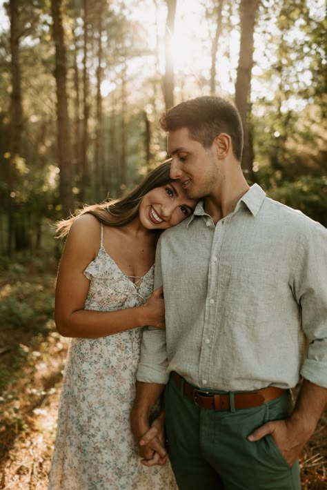 Fall Forest Couple Photoshoot, Forest Photoshoot Ideas Couple, Couple Shoot In Forest, Engagement Forest Photos, Wooded Engagement Photos Fall, Forest Couple Photography, Forest Couple Pictures, Couples Photoshoot In Forest, Engagement Photos Outfits Forest