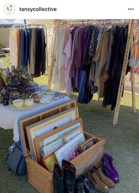 Antique Market Display, Cute Flea Market Booths, Flea Market Booth Aesthetic, Vintage Market Display Booth Ideas, Thrift Shop Booth Ideas, Car Boot Sale Display Ideas, Vintage Clothing Market Booth Ideas, Vintage Clothing Market Stall, Thrift Stall Ideas