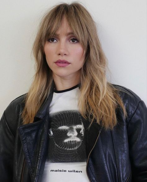 Daisy Jones Hair, Hairstyles For All Hair Types, Music Aesthetics, Tv Wall Decor Ideas, Aesthetic Hairstyles, Daisy Jones, Tv Wall Decor, Suki Waterhouse, Wall Decor Ideas