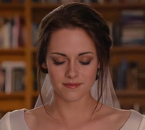 Bella Swan Wedding, Bella And Edward Wedding, Breaking Dawn Movie, Bella Wedding Dress, Alice Twilight, New Moon Eclipse, Swan Wedding, Twilight Saga Series, Twilight Saga Breaking Dawn