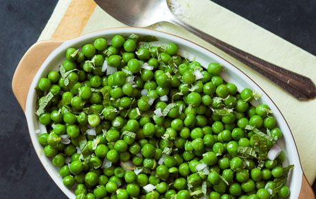 English Pea Salad with Lemon, Shallot, and Mint | I added greek yogurt, which I mixed with the lemon, salt and pepper,  for a creamy coating on the vegetables. Do not cook the peas! Frozen peas work perfectly, as is. English Pea Salad, Spring Side Dishes, Pea Salad Recipes, Lemon And Mint, English Peas, Salad With Lemon, Pea Salad, Cold Salad, Paleo Lunch