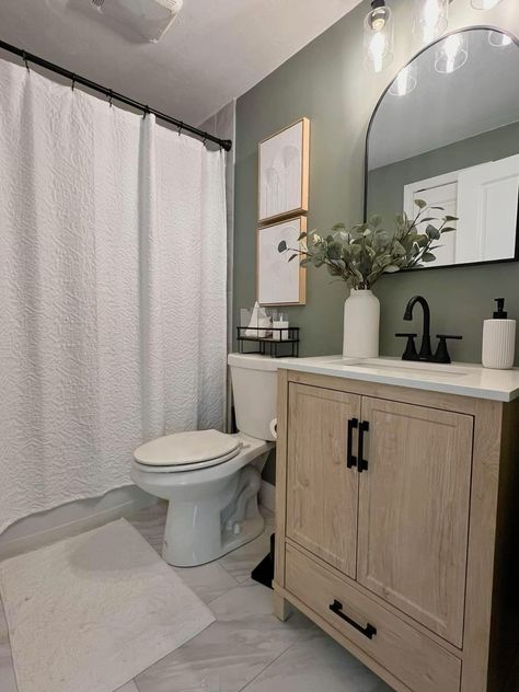 Small Guest Bathrooms Ideas, Small Bathroom Ideas Dark Floor, House Inspo Interior Design Minimalist, Guest Bathroom Ideas Single Sink, Bathroom Ideas Mobile Home, Bathroom Inspo Farmhouse, Simplistic Bathroom Ideas, Cute Bathroom Paint Ideas, 1 Sink Bathroom Ideas