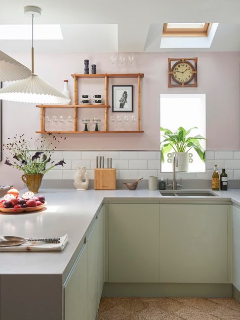 This colorful London apartment has the cutest pink and green kitchen. | House Tours by Apartment Therapy #kitchens #modernkitchen #pinkkitchen #kitchenideas #greenkitchen #moderndecor #modern #colorfuldecor #minimalistdecor #london #londonapartments #openshelving Green Headboard, Dark Green Walls, Kitchen Set Up, Kitchen Colour Schemes, London Apartment, Pink Kitchen, Homewares Shop, Kitchen Color, Apartment Kitchen