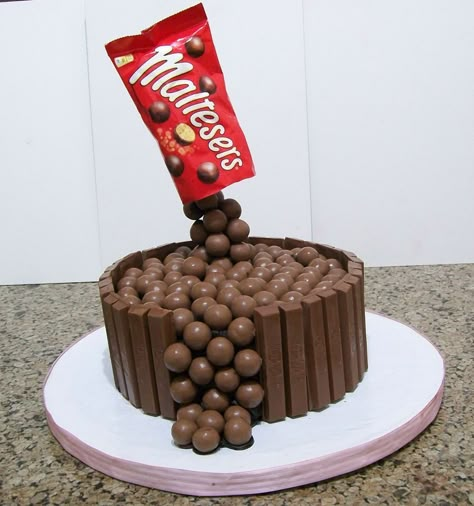 Kitkat & Maltesers chocolate cake covered in chocolate ganache & decorated with kitkat & maltesers Rolo Cake, Chocolate Birthday Cake Decoration, Duper Cake, Maltesers Chocolate, Malteser Cake, Kitkat Cake, Chocolate Cake Designs, Gravity Cake, Food Tech