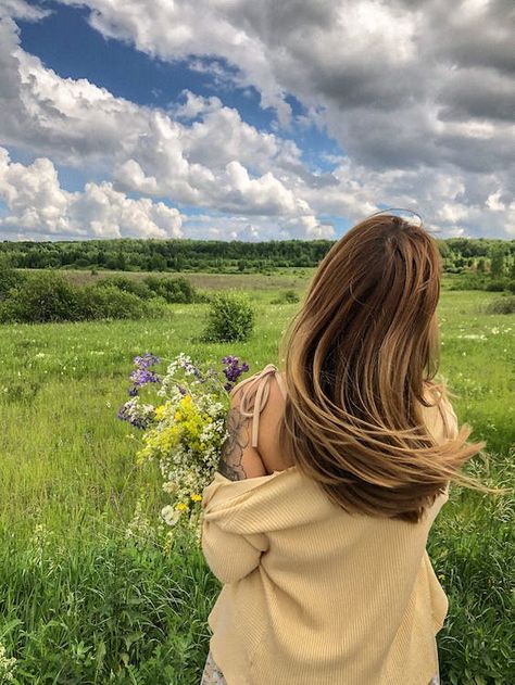 Back View of Brunette Woman Holding a Bunch of Flowers · Free Stock Photo Spring Pics, Girl Holding Flowers, Bday Pics, A Bunch Of Flowers, Flowing Hair, Spring Pictures, Green Field, Pics Inspo, Insta Ideas