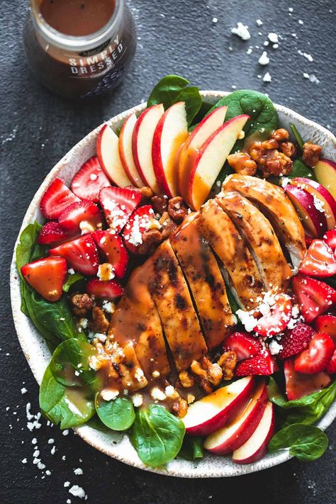 Chicken Strawberry, Creamy Balsamic Dressing, Strawberry Chicken Salad, Apple Salad Recipes, Apple Chicken, Salad Toppings, Balsamic Chicken, Walnut Salad, Strawberry Salad