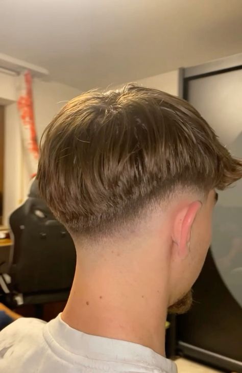 Men’s Low Drop Fade, Best Low Fade Haircuts Men, Fade Back Of Head, Short Low Fade Haircut Men, Low Fade Middle Part, Low Mid Fade, Low Fade Redondo, Low Fade Haircut Men, Low Skin Fade Haircut Men