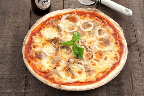 Tuna and Onion Pizza Fish Pizza Recipes, Pizza Chorizo, Calzone Recipes, Square Pie, Tuna Pizza, Nutella Pizza, Onion Pizza, Authentic Italian Pizza, Sicilian Style