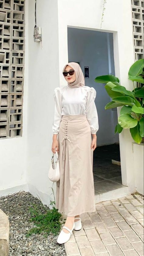 Feminim Style Outfit, Ootd Korean Style Hijab, Mix And Match Outfits Hijab, Style Hijab Casual, Korean Style Hijab, Ootd Korean Style, Outfit Hijab Casual, Rok Outfit, Ootd Hijab Casual