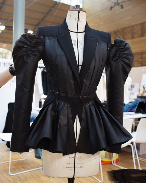 Alexander McQueen on Instagram: “In Progress: A deconstructed jacket with exploded sleeves, drape and bodice panels in black garment beetled linen spliced into black wool…” Deconstructed Jacket, Mcqueen Dress, 90s Runway Fashion, Mcqueen Fashion, 20s Fashion, Fashion Illustration Dresses, Fashion Sewing Pattern, Costume Outfits, Fashion Pictures