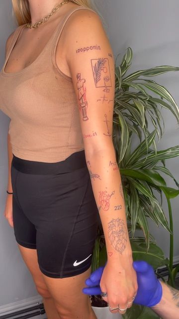 Mundo Hippie, Sticker Sleeve, Small Girly Tattoos, Red Ink Tattoos, Classy Tattoos, Discreet Tattoos, Hot Tattoos, Sleeve Tattoos For Women, Elegant Tattoos