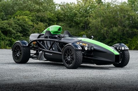 Boasting incredible performance both on road and on track, this Ariel Atom 4 offers a pared-back driving experience that is quite unlike almost anything else on the market. Ariel Atom, Manchester United Kingdom, Motorcycle Types, Limited Slip Differential, Dream Garage, Car Features, Wheel Cover, Car Collection, Driving Experience