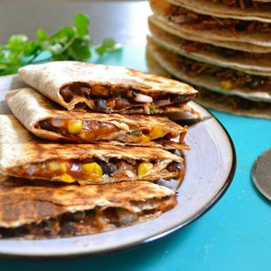 Vegetarian Snacks Easy, Bean Quesadilla, Black Bean Quesadilla, Resep Makanan Beku, Budget Bytes, Vegetarian Snacks, Meatless Meals, Quesadillas, Black Bean