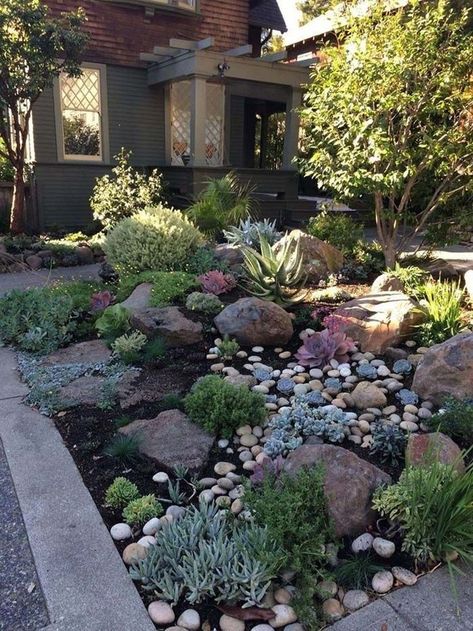 Alternative Landscaping Ideas, Rocks In Landscape, Lakehouse Vibes, Decorative Downspouts, Xeriscape Front Yard, Moderne Have, Rock Yard, No Grass Backyard, Small Front Yard Landscaping