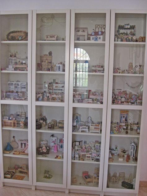 Doll Display Ideas, Display Cupboard, Rope Shelf, Doll Storage, Shelf Book, Barbie Room, Miniature Display, Room Boxes, Wooden Bookcase