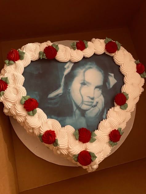 Funny 18th Birthday Cake, Aesthetic 18th Birthday Cake, Aesthetic 18th Birthday, 18th Birthday Cake Ideas, 18th Birthday Cakes, 18th Birthday Cake, Making Cakes, Lana Del Ray, Unique Recipes