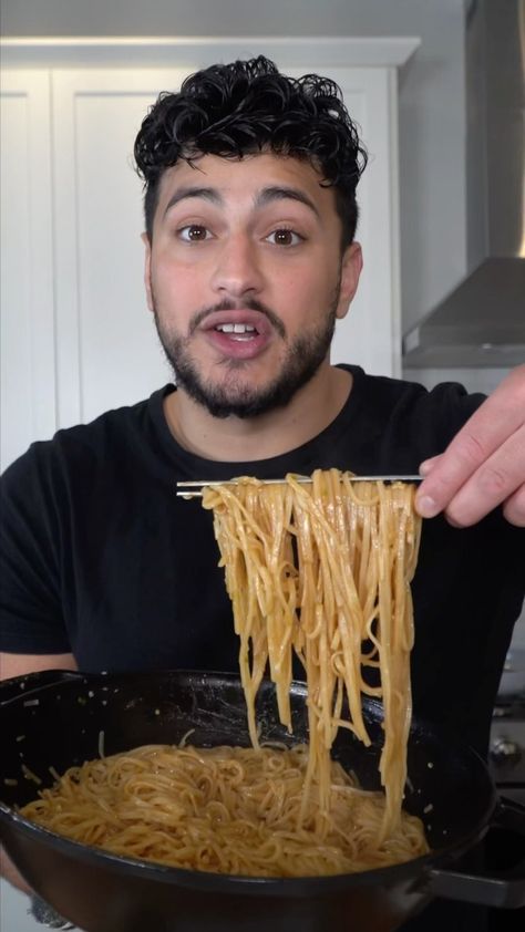 thegoldenbalance on Instagram: Soy Garlic Noodles 😭 14oz rice noodles 5 Tbsp butter 12 cloves garlic 2 green onions Sauce: 1/2 cup soy sauce 2 Tbsp of water mixed… Garlic Noodles, Onion Sauce, Water Mixes, Rice Noodles, Asian Dishes, Green Onions, Recipe Book, Soy Sauce, Onions