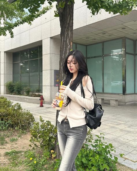 Yuna Outfit, Itzy Yuna, Yuna Itzy, Suwon, Zip Up Sweater, Instagram Update, Korean Girl, South Korean Girls, Casual Tops