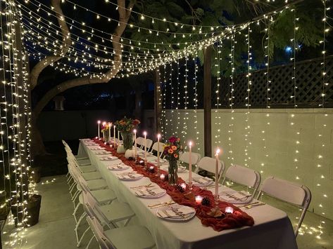 Open Air Birthday Party Decorations, Outdoor Christmas Party Decor, Friendsmas Dinner Ideas, Christmas Friends Dinner, Backyard Thanksgiving Dinner, Outdoor Christmas Dinner, Christmas Party Outside, Christmas Dinner Friends, Friendmas Party Decorations