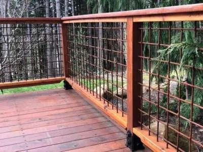 Cheap Railing Ideas Outdoor, Hog Fence Deck Railing, Wild Hog Railing, Wire Deck Railing, Garden Railings, Decking Ideas, Patio Railing, Metal Deck, Wild Hog