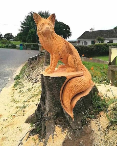 Dog Sculpture Art, Carved Tree Stump, Chainsaw Carving Patterns, Chain Saw Art, Chainsaw Sculpture, Chainsaw Wood Carving, Laughing Animals, Dremel Carving, Carved Wood Sculpture