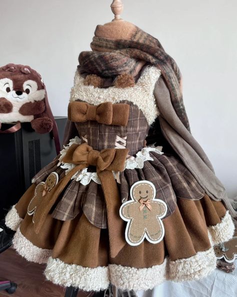 Mocha Gingerbread! 🍪 Winter gingerbread broches Lolita dress—now available for preorder! Ships mid-December. 🎄 ✨ Preorder for 9% off at $53.78! ✨ Search "DELLA-006" on Devilinspired.com to shop! #christmaslolita #lolitafashion #lolitadress Christmas Outfit Cottagecore, Gingerbread Fashion, Gingerbread Man Clothes, Christmas Dress Aesthetic, Gingerbread Man Outfit, Navidad Outfit, Kawaii Gingerbread, Dessert Fashion, Festive Outfits Christmas