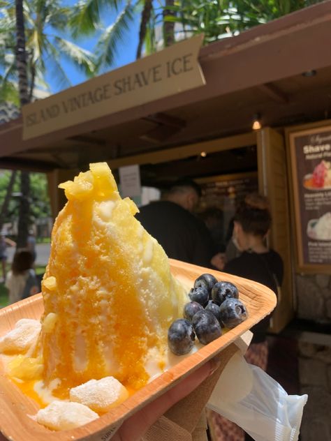 Shave Ice Hawaii, Hawaiian Desserts, Hawaiian Shaved Ice, Mango Pineapple, Shave Ice, Frozen Snack, Best Shave, Food Therapy, Shaved Ice