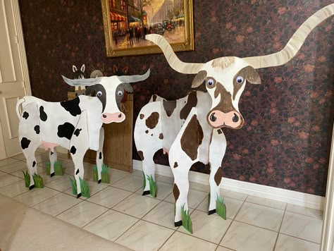 Cows made of cardboard for decorations at a square dance. Cardboard Silhouettes Diy, Western Themed Decorations, Rodeo Float Ideas, Diy Rodeo Decor, Western Decorations Cowboy Theme, Wild West Homecoming Float, Western Theme Parade Float Ideas, Western Hoco Theme, Wild West Halloween Decorations