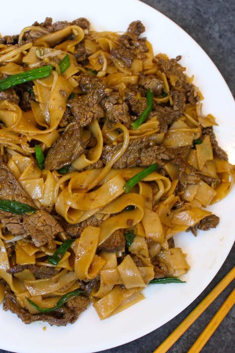 Beef Chow Fun {Stir Fried Ho Fun Noodles} - TipBuzz Beef Chow Fun Recipe, Wide Rice Noodles, Beef Chow Fun, Chow Fun Recipe, Chow Fun, Beef And Vegetables, Flank Steak Recipes, Cantonese Food, Recipe Beef