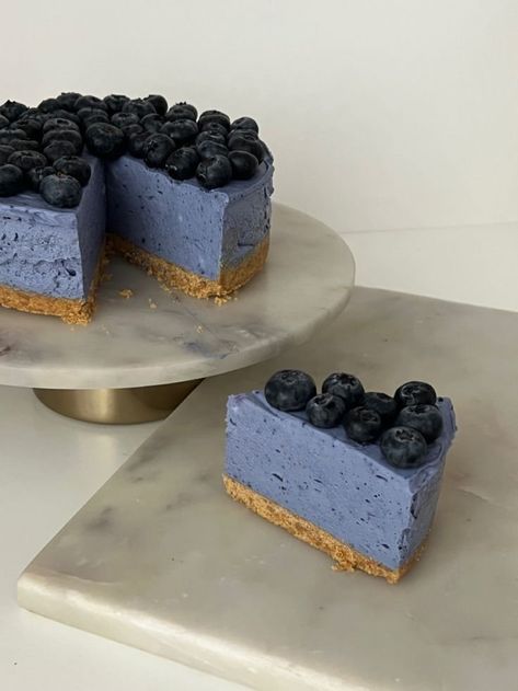 Blue Cake Aesthetic, Cute Baking Aesthetic, Decorated Cheesecake, Aesthetic Pastries, Blueberry Party, Easy Cake Decorating Ideas, Blue Cheesecake, Desert Food, Wallpaper Food