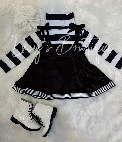 Pregnant Goth Outfits, Goth Baby Aesthetic, Grunge Baby Outfits, Goth Kids Clothes, Nirvana Clothes, Gothic Baby Clothes, Goth Baby Clothes, Evil Aesthetic, Edgy Baby