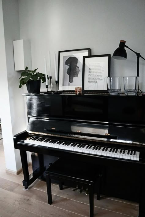 Piano Ideas Decor, Black Piano Decorating Ideas, How To Decorate A Piano, Piano With Plants, Black Piano Living Room, Black Piano Decor, Black Piano Aesthetic, Piano Corner Living Room, Piano In Apartment