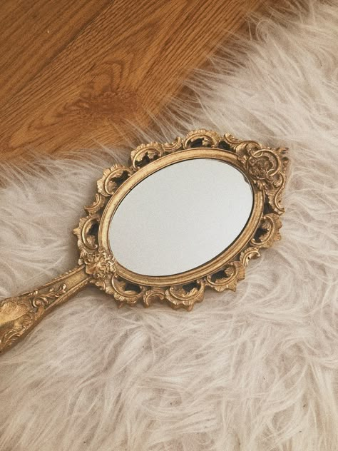 Handheld Mirror, Gold Aesthetic, Princess Aesthetic, Trik Fotografi, Hand Mirror, Antique Mirror, Aesthetic Vintage, White Aesthetic, Vintage Aesthetic