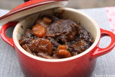 Boeuf Bourguignon with #Ecriture2008 It's amazing! Boeuf Bourguignon avec une #Ecriture2008 c'est délicieux! Mini Cocotte Recipe, Cocotte Recipe, Easy Pesto Pasta, Creamy Pesto Chicken Pasta, Barbeque Recipes, Braised Beef, Thumbprint Cookies, Batch Cooking, Flavorful Recipes