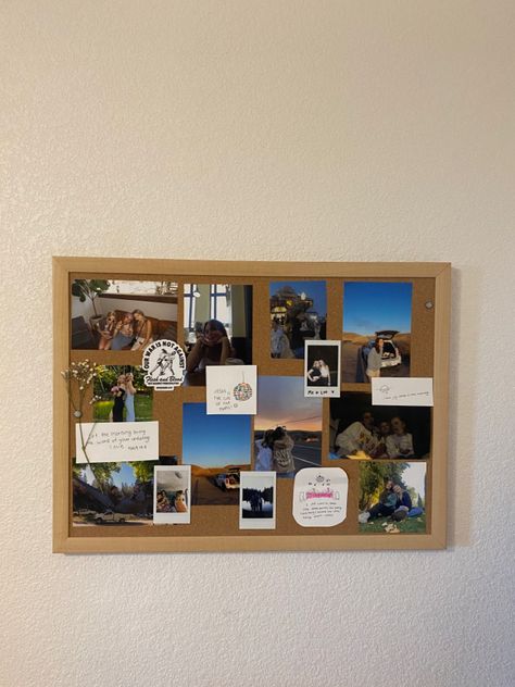 Wall Decor Dorm Room Minimalist, Photo Board Bedroom, Thumb Tack Board Ideas, Photo Board Ideas Bedroom, Corkboard Picture Ideas, Corkboard Wall Ideas, Dorm Wall Decor Posters, Bedroom Cork Board, Bulletin Board Inspo Bedroom