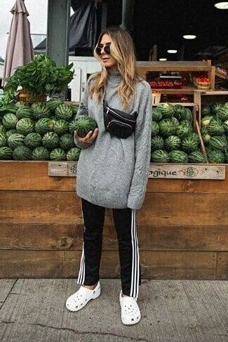 Fall Crocs Outfit, Winter Outfits With Crocs, Crocs Slides Outfit, Crocs Outfit Winter, Crocks Outfits, Crocs Fashion Street Styles, Outfits To Wear With Crocs, Crocs Outfit Ideas, Croc Fashion