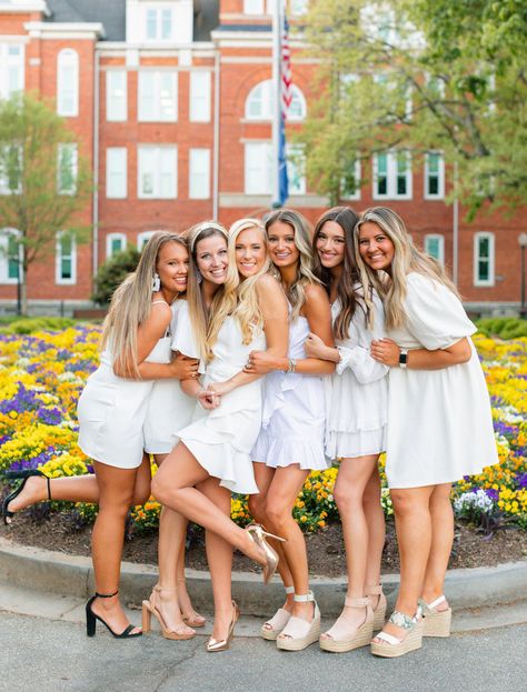 Senior Class Photo Ideas Group, Graduation Day Pictures With Friends, Grad Photoshoot Group, Large Group Graduation Pictures, Graduation Poses Group, Sorority Senior Photoshoot, Big Group Graduation Pictures, College Grad Group Photos, Cap And Gown Senior Pictures Group