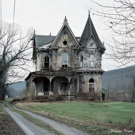 Gothic Houses, Gothic Victorian House, Victorian Manor, Old Victorian Homes, Derelict Buildings, Creepy Houses, Lost In Time, Old Abandoned Houses, Old Mansions