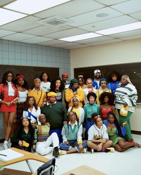 Big Group Photoshoot Ideas, 90s Classroom Aesthetic, Class Photoshoot Ideas Group, Classroom Photoshoot Ideas, Eboard Photoshoot Ideas, Aesthetic Yearbook Photos, 90s School Aesthetic, Big Group Photos Posing Ideas, Education Photoshoot