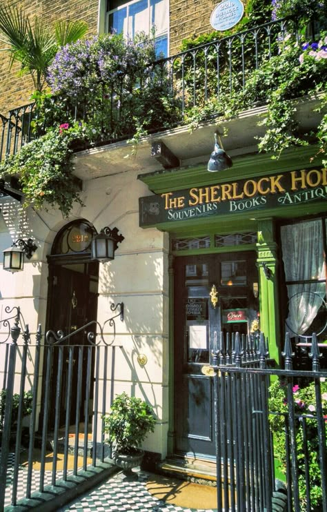 Sherlock Holmes Museum, London Vibes, London Aesthetic, Dark Green Aesthetic, Color Vibe, Beautiful Buildings, Oh The Places Youll Go, Green Aesthetic, Sherlock Holmes