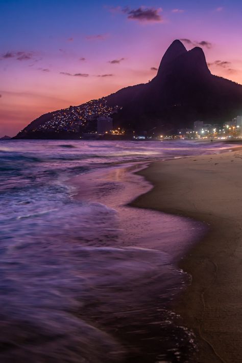 Quer ter vista para a praia do Leblon? Entre em contato e encomende o seu quadro. Impressão 1m x 1,5m em Canson Matte 200g com moldura preta 14mm.  Sala em Dubai com vista para o Leblon. 😉 Você com vista para o mundo!  Fotografia fina art mauriciomoreno.com  #interiordesign #interiordesigner #decoração #mmorenofineart #quadrofineart Brazil Wallpaper, Brazil Culture, Beach Sunset Wallpaper, Brazil Travel, Sunset Wallpaper, Bossa Nova, City Aesthetic, Beach Aesthetic, Pretty Places