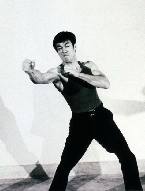 Bruce Lee "Demonstrates The Speed Of Back Hand Strike." #BruceLee #Wobble #BruceLeeLegacy #Strength #Power #Speed #Inspiration #JeetKuneDo Bruce Lee Family, Bluce Lee, Bruce Lee Pictures, Bruce Lee Martial Arts, Martial Arts Instructor, Bruce Lee Photos, Jeet Kune Do, Martial Arts Movies, Brandon Lee