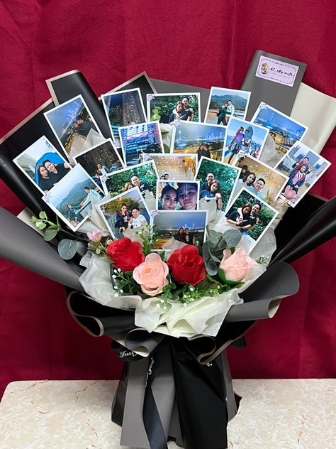 Picture Bouquet Gift, Poloroid Pictures Bouquet, Photo Bouquet Handmade Diy, Photo Bouquet Craft Gift, Picture Bouquet Diy, Picture Bouquet Crafts Gift Ideas, Polaroid Gift Ideas Friends, Flower Bouquet With Pictures, Photo Bouquet Handmade