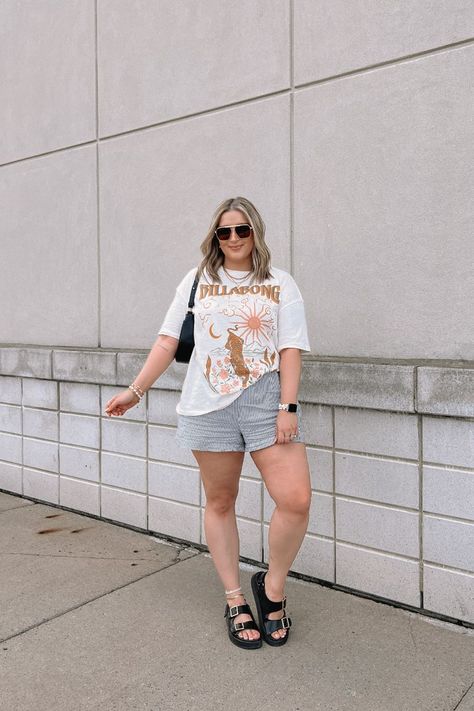 Summer Outfits Hot Weather Midsize, Oversized Tshirt And Shorts, Oversized Tshirt Outfit Plus Size, Oversized Graphic Tee Outfits, Comfy Outfits Summer, Midsize Summer Outfit, Chubby Outfit Ideas, Midsize Fashion Summer, Boxer Shorts Outfit