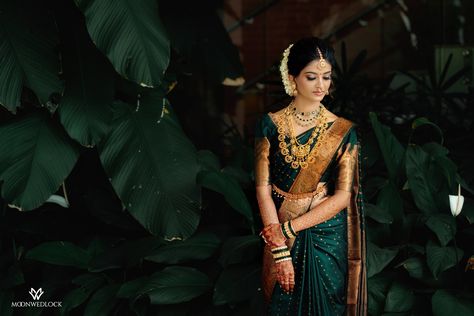 Photos from a Hindu wedding. #bride #keralabride #bridalsaree #bridalhairstyle #bridalblouse #greensaree #keralawedding #hinduwedding #blousedesign #southindianwedding #weddingjewelry Engegment Pose, Hindu Wedding Bride, Temple Shoot, Pose Bride, Saree For Engagement, Haldi Bride, Reception Couple, Telugu Bride, Saree Function