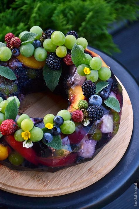 Summer fruit terrine - easy and fresh fruit dessert with gelatine Fresh Fruit Cakes, Gelatin Recipes Desserts, Fruit Terrine, Summer Fruit Cake, Summer Fruit Desserts, Jello Mold Recipes, Fresh Fruit Desserts, Fresh Fruit Cake, Jelly Desserts