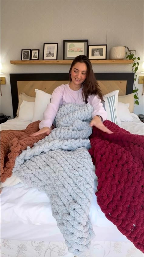 How To Make Jumbo Yarn Blanket, Chinky Knit Blanket, Large Chunky Knit Blanket, Large Knit Blanket Diy Chunky Crochet, Blanket Finger Knitting, How To Make A Yarn Blanket By Hand, Cozy Knit Blanket, Big Crochet Blanket Pattern, Homemade Chunky Blanket