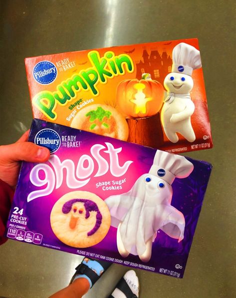 pinterest: natalyelise7 ✰ fall october halloween autumn vsco Grinch Fudge, Pillsbury Halloween Cookies, Fall Sleepover, Pumpkin Shaped Cookies, Cookies Aesthetic, Halloween Sleepover, Fall Szn, Easy Fudge, Halloween Movie Night