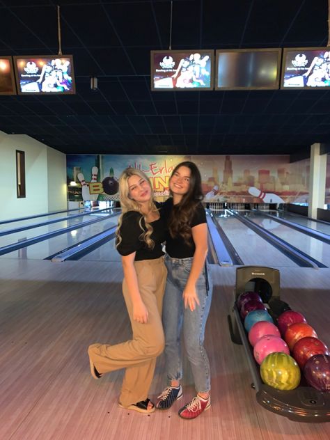 Bowling With Friends Aesthetic, Bowling Outfit Ideas Aesthetic, Bowling Pictures Instagram, Boliche Aesthetic, Bowling Aesthetic Pictures, Bowling Outfit Aesthetic, Romanticize Summer, Bowling Pics, Curly Hair Vintage